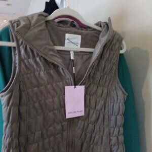 NWT Avec Les Filles Acrylic-Polyester Taupe Quilted Vest with Hood